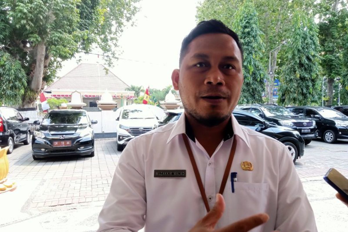 Ampenan Mataram membersihkan kolam retensi antisipasi gelombang pasang