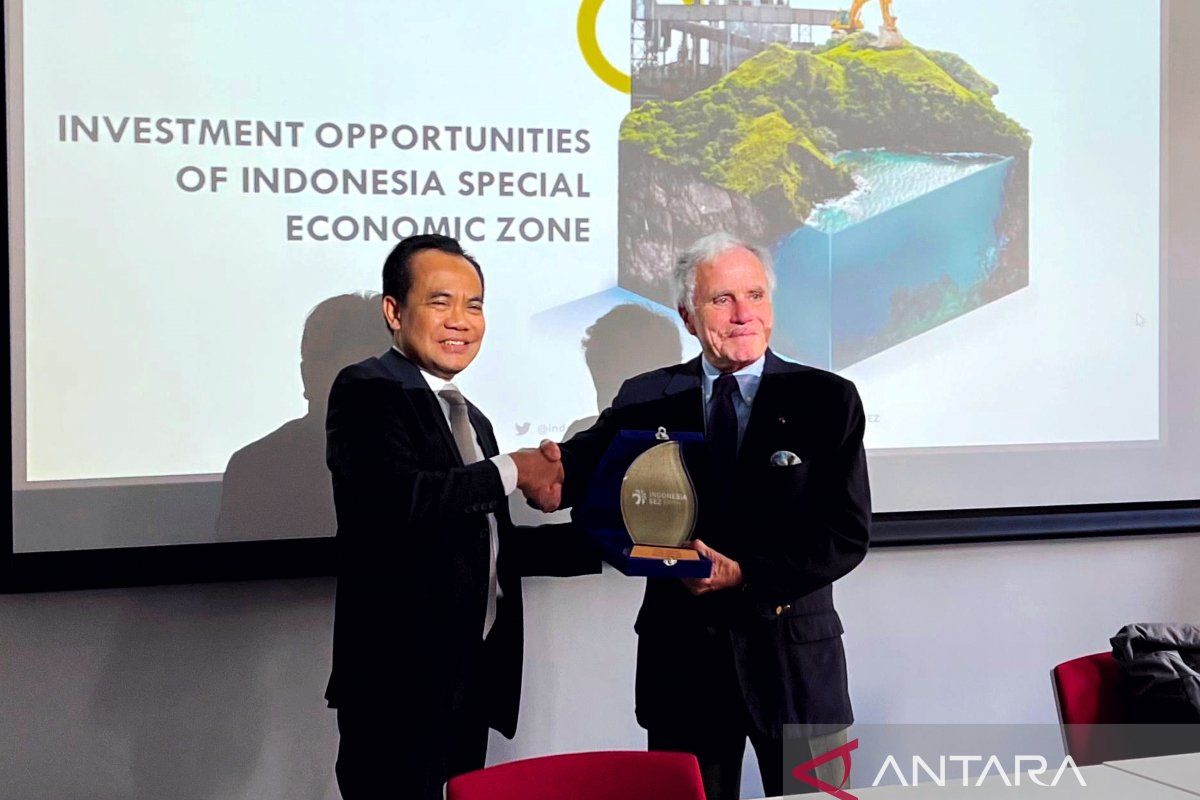 Plt. Sekretaris Jenderal Dewan Nasional KEK Susiwijono Moegiarso (kiri) bersama dengan Chairman of the France-Indonesia Business Council and Chairman of the Supervisory Board of Louis Dreyfus Armateurs M. Phillippe Louis-Dreyfus di Prancis, Senin (6/11/2023). ANTARA/HO-Kemenko Perekonomian.  Kerja sama antara Setdenas KEK dengan MEDEF Internasional berpotensi besar untuk mendorong investasi di Indonesia, karena MEDEF Internasional merupakan representasi para pengusaha Prancis