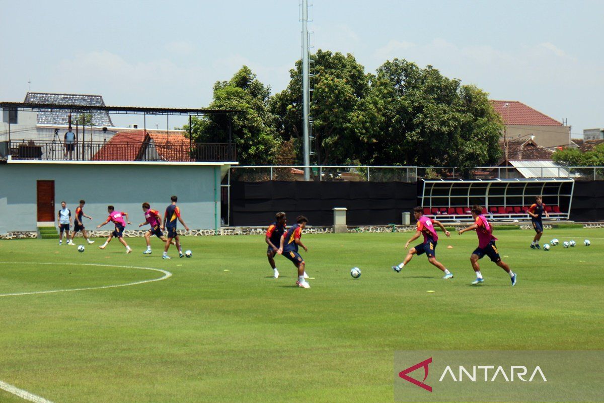 Timnaa U-17 Spanyol latihan perdana di Lapangan Blulukan Karanganyar