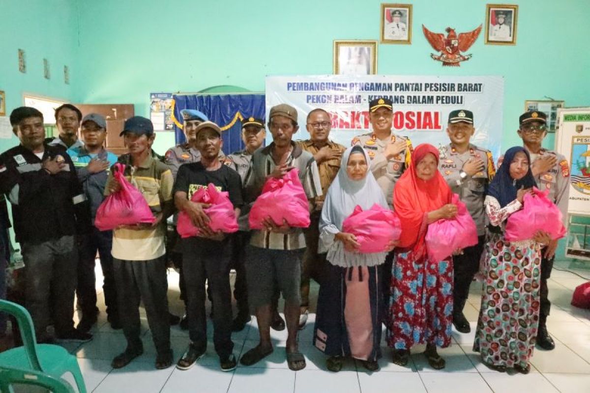 Polisi salurkan sembako ke warga di Pesisir Barat Lampung