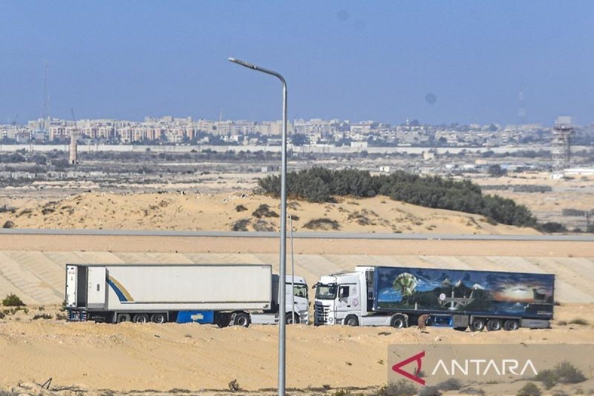 Arsip foto - Sejumlah truk antre untuk mengangkut barang bantuan kemanusiaan yang akan diberikan untuk warga Palestina di kawasan Mesir, Senin (6/11/2023). BANTARA FOTO/Muhammad Adimaja/rwa. Jakarta (ANTARA)