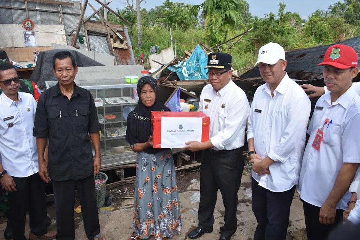 Pemkab Kapuas salurkan bantuan bagi warga terdampak angin kencang