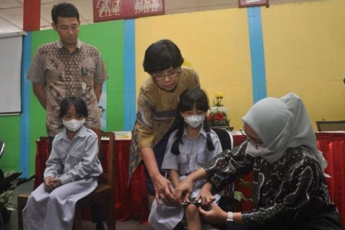 Dukung penguatan layanan kesehatan, BCA serahkan bantuan alat medis kepada UGM