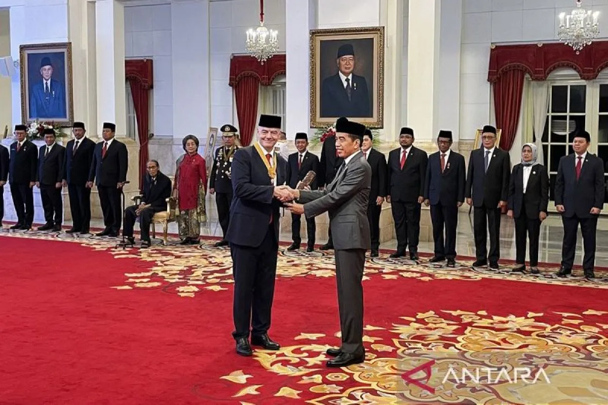 president-jokowi-awards-bintang-jasa-pratama-to-fifa-president