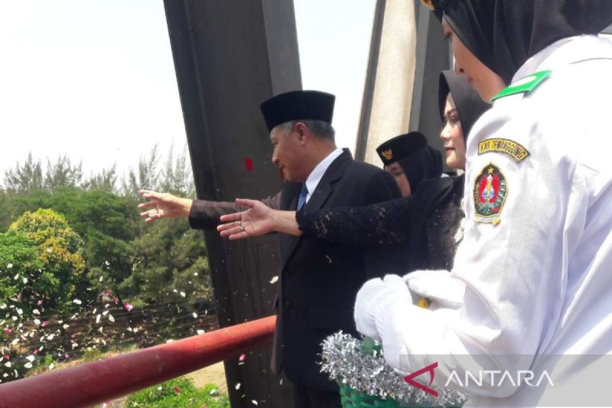 Forkompimda  Temanggung tabur bunga di Jembatan Progo