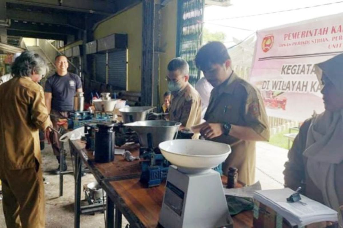 Disperindagkop UKM Kobar datangi sejumlah pasar lakukan tera ulang