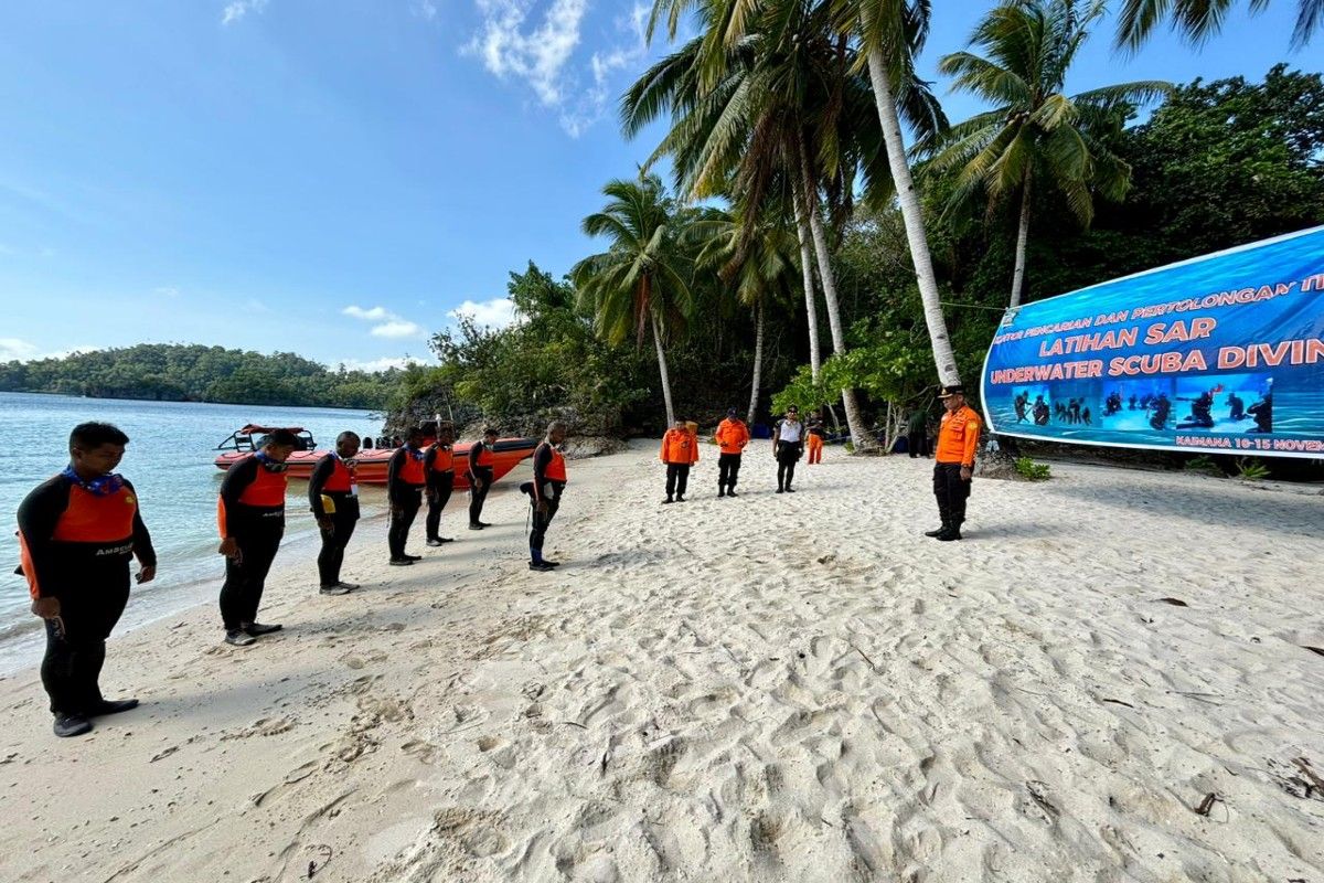 SAR Timika gelar latihan under water scuba diving di Kaimana