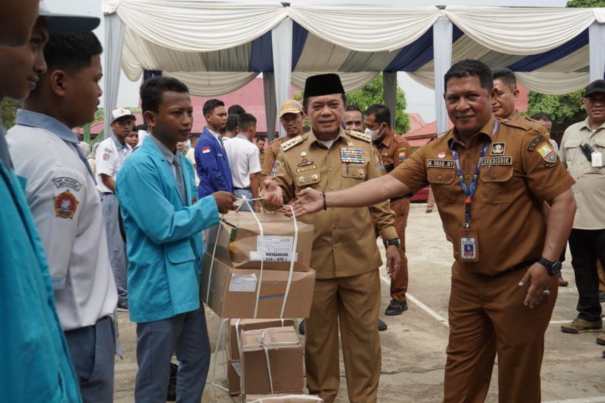 Gubernur Jambi serahkan bantuan untuk siswa tak mampu