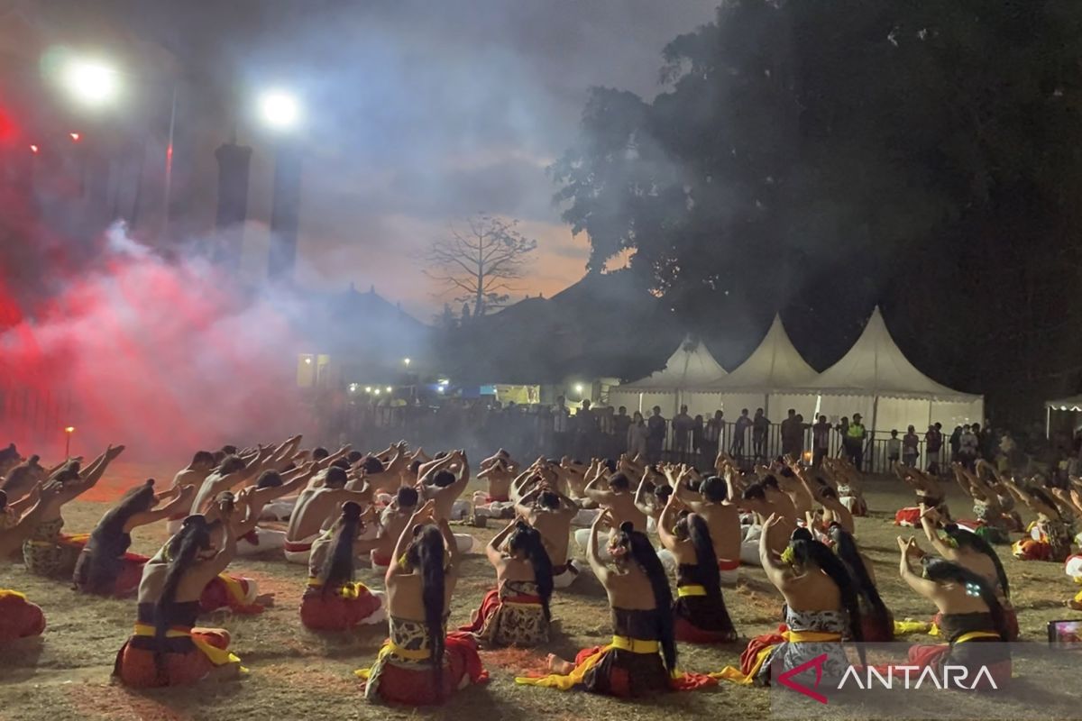 Menapaki kearifan lokal Nusa Penida melalui seni kolosal Janger Cak