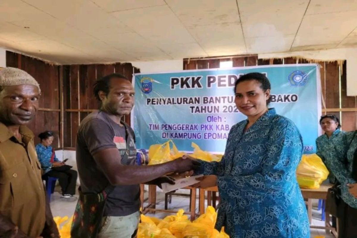 PKK Kabupaten Nabire beri bantuan bahan pangan pokok ke masyarakat