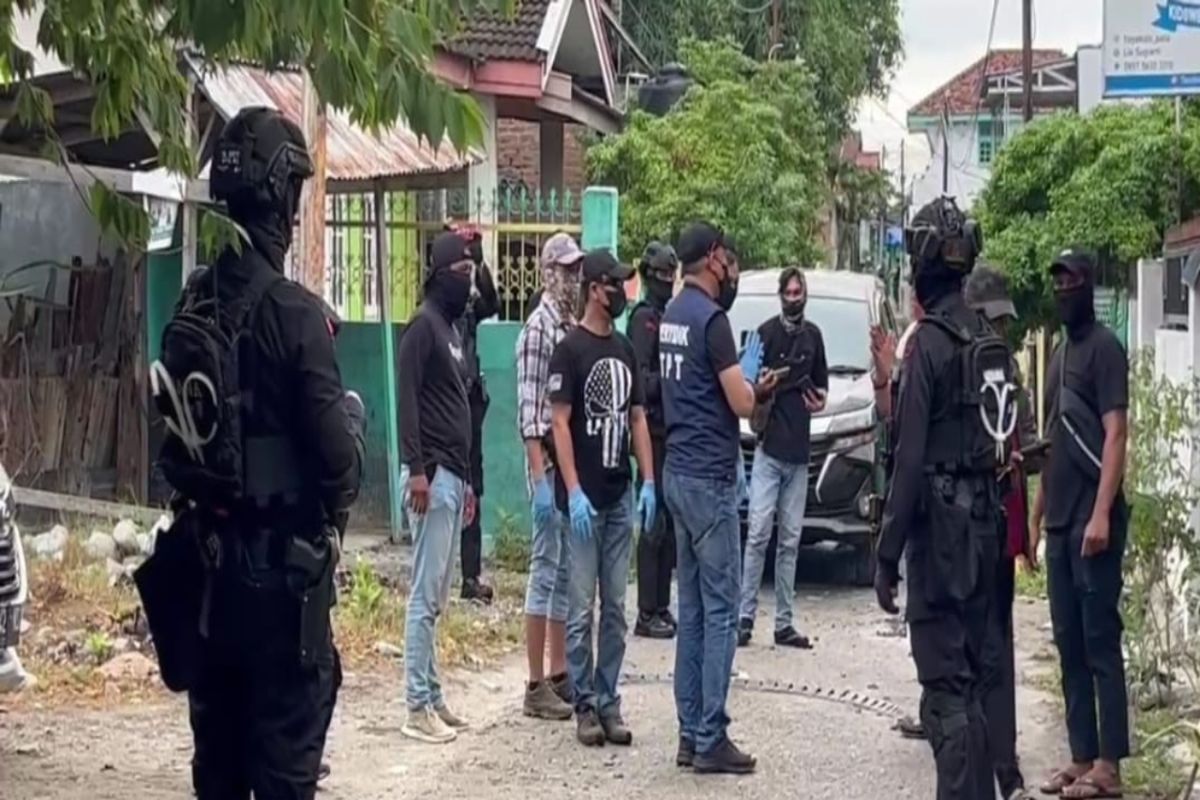 Densus 88 geledah rumah warga di Palu diduga terlibat terorisme