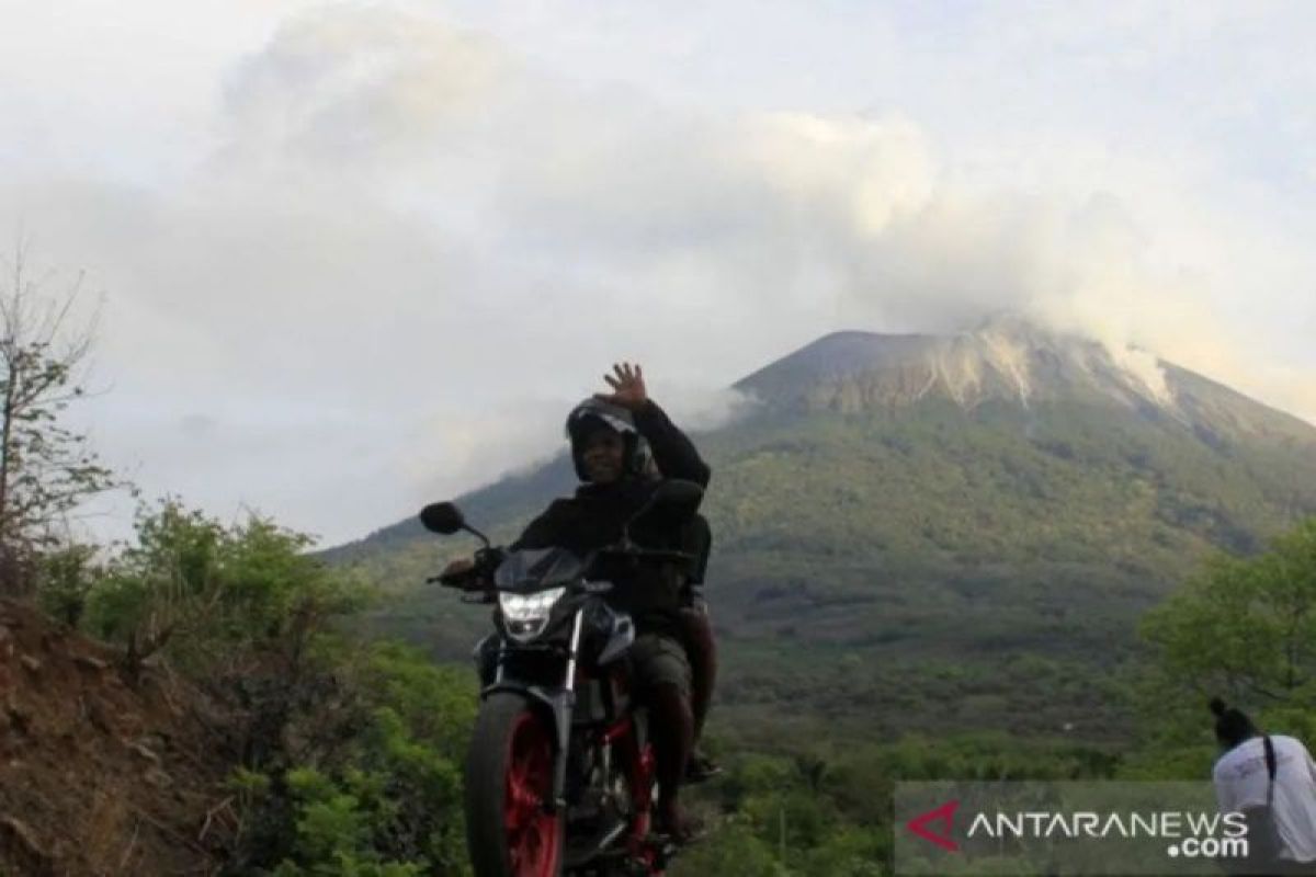 Pagi ini, Gunung Ile Lewotolok erupsi setinggi 400 meter