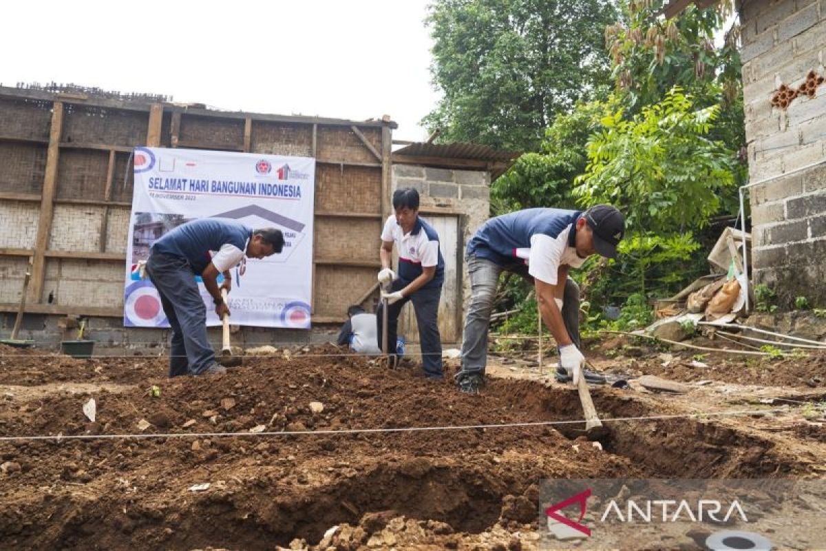 Indocement secara serempak melakukan sejumlah kegiatan di tiga area operasional kompleks pabriknya, dalam memeriahkan Hari Bangunan Indonesia (HBI) 2023 dengan tema “Meningkatkan Kebersamaan dan Kolaborasi Insan Konstruksi Indonesia untuk Masa Depan Indonesia yang Lebih Baik”.  (FOTO.ANTARA-HO/IST/indocement)