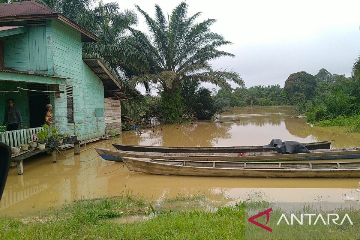 Air Sungai meluap ke bibir jalan di Kecamatan Gunung Sahilan, warga santai saja