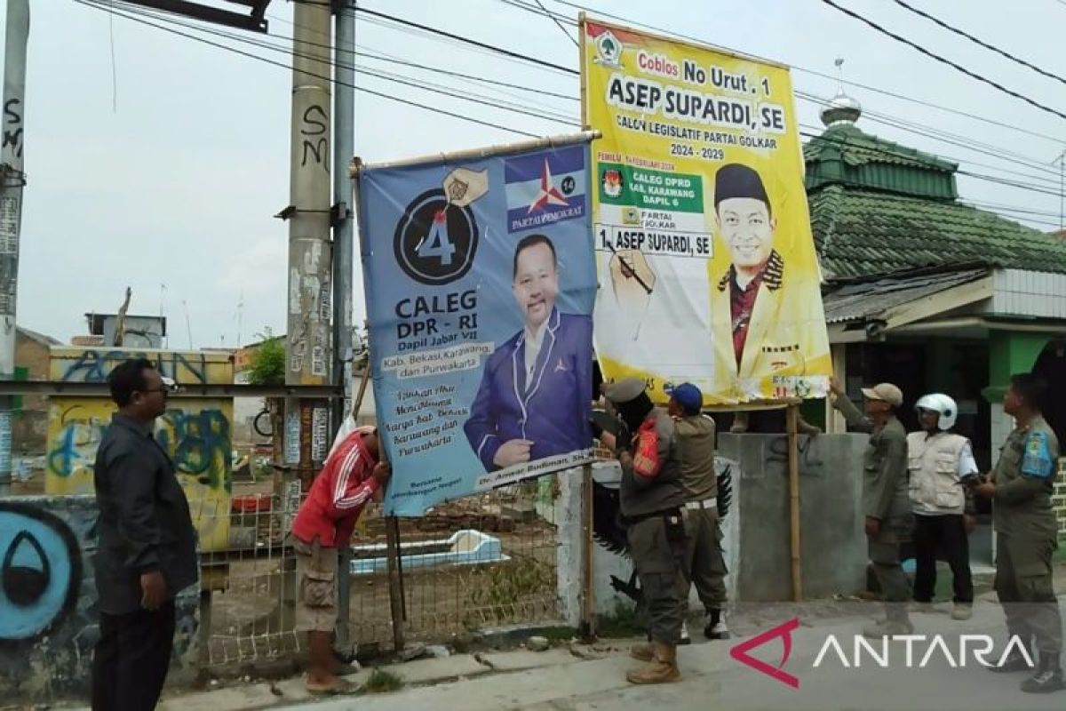 Bawaslu Karawang Jabar menemukan ribuan peraga sosialisasi 'berbau' kampanye