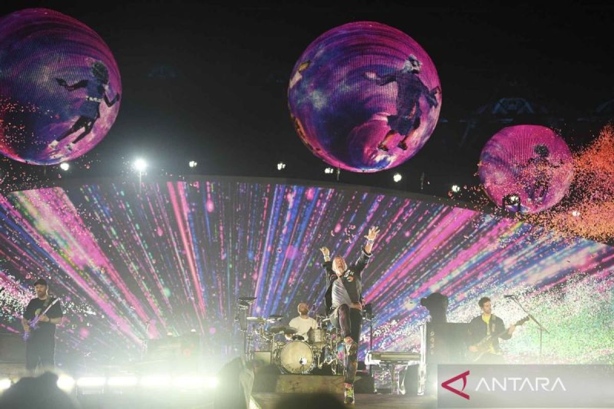 Kejutan, grup band Maliq & D'Essentials tampil di panggung Coldplay