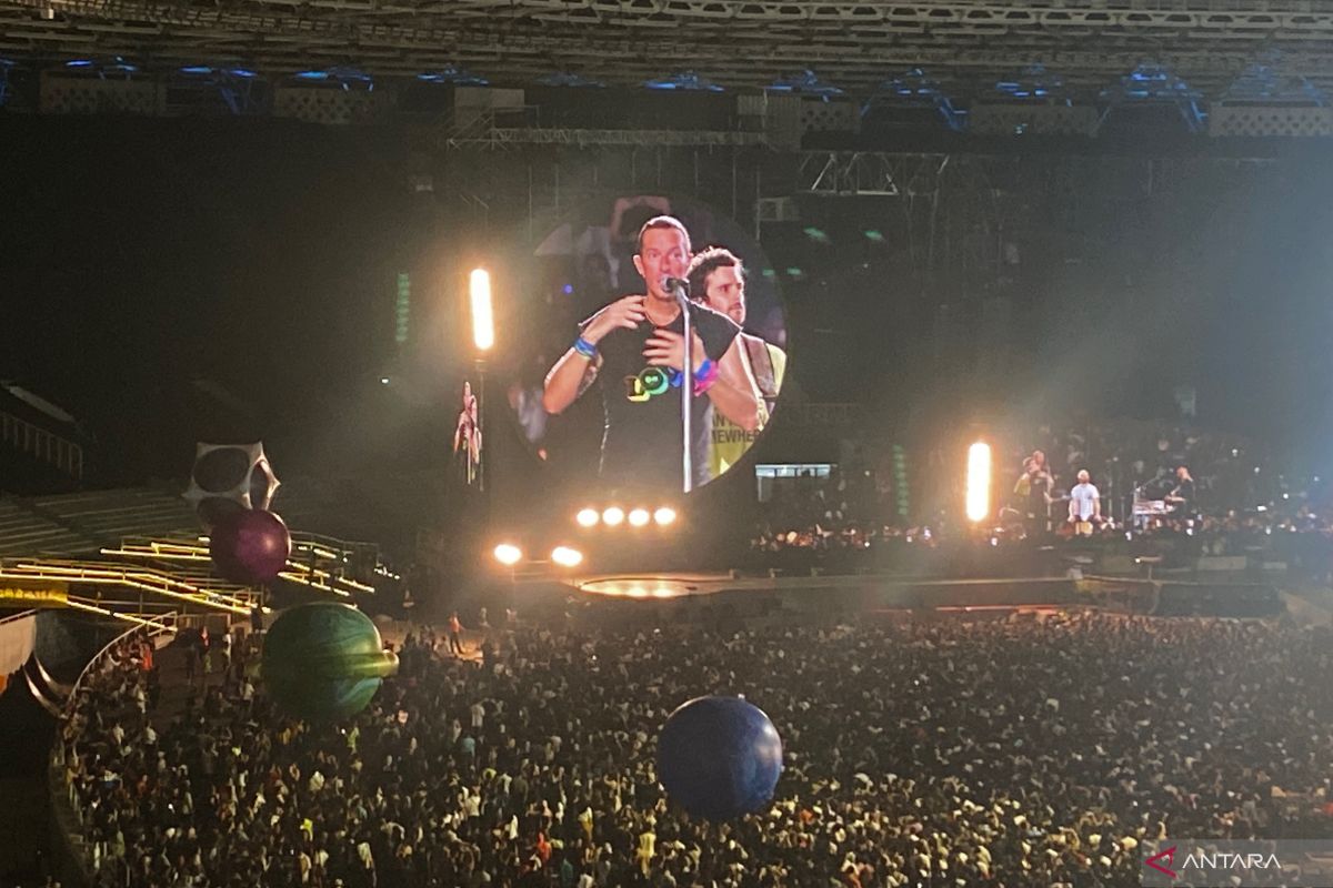 Grup band Coldplay ganti bendera pelangi dengan warna putih bertuliskan cinta