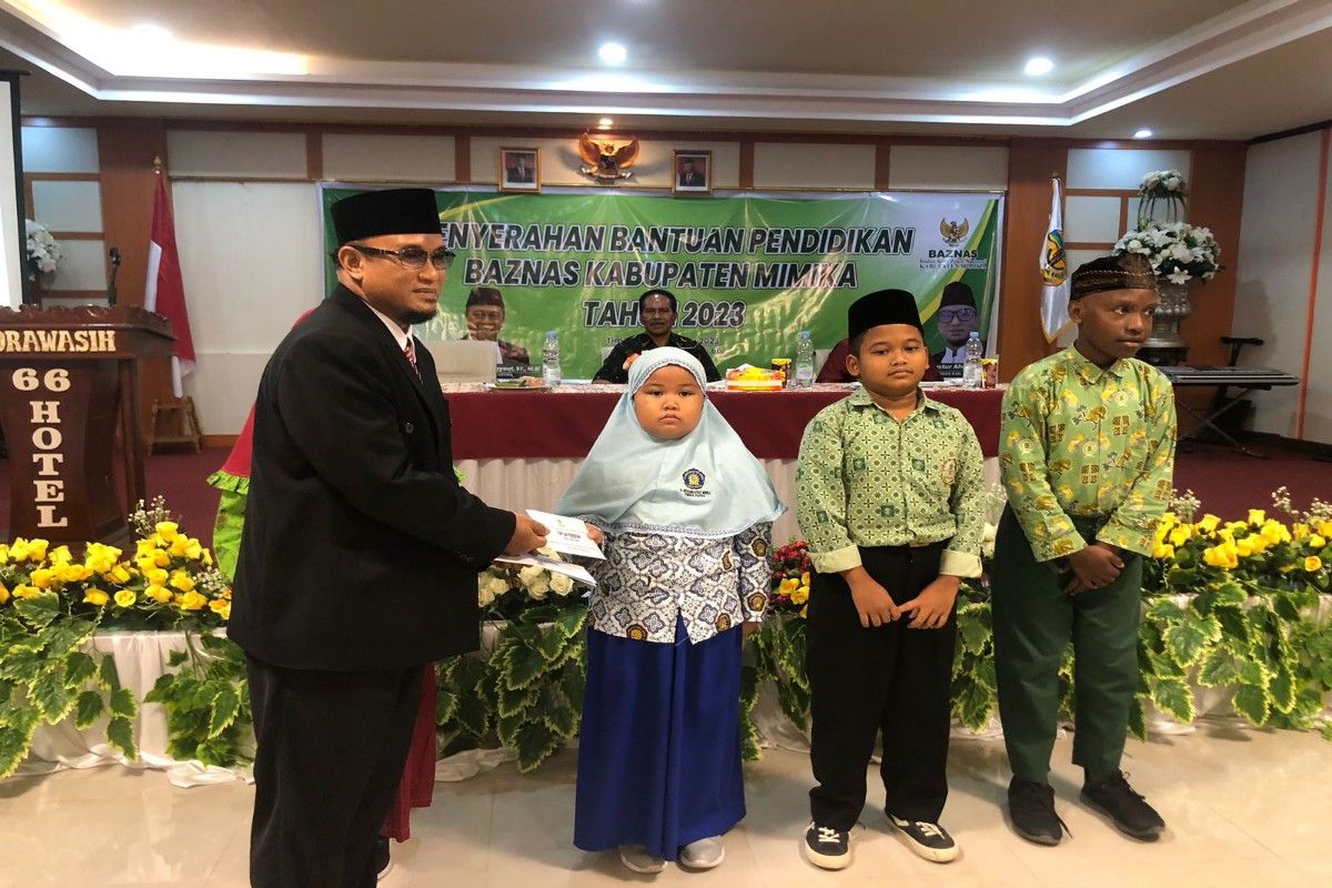 BAZNAS Mimika salurkan bantuan 120 anak yatim dan 17 guru