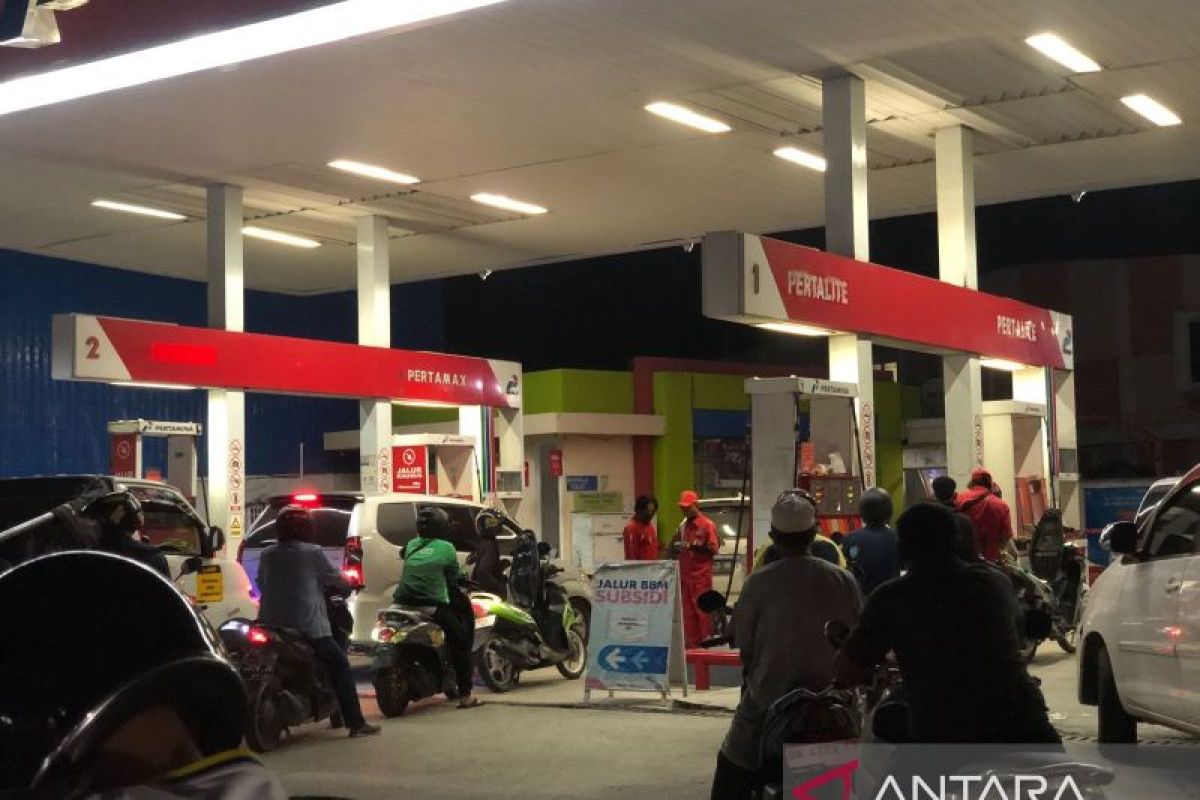 Warga Palu keluhkan antrian panjang di SPBU