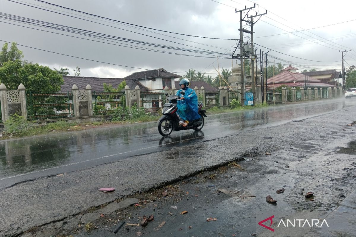 NTB diprakirakan berawan hingga hujan lebat pada 16-18 November