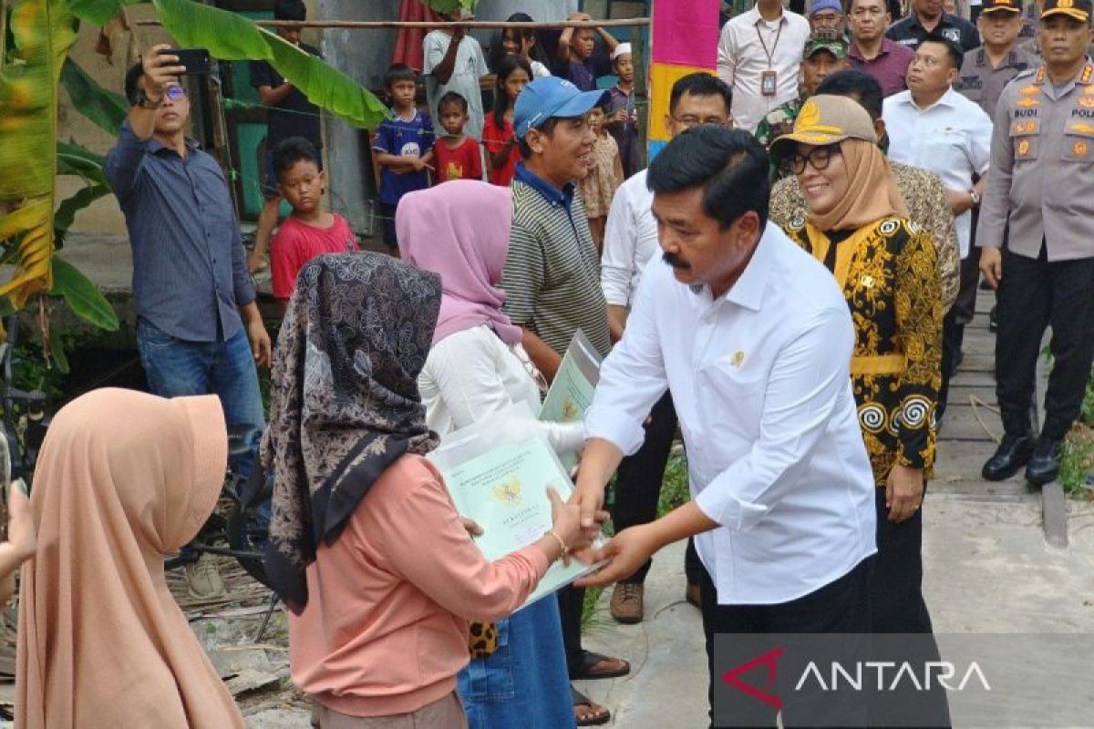 Serahkan sertifikat kepada warga, Menteri ATR/BPN ingin Palangka Raya menjadi Kota Lengkap