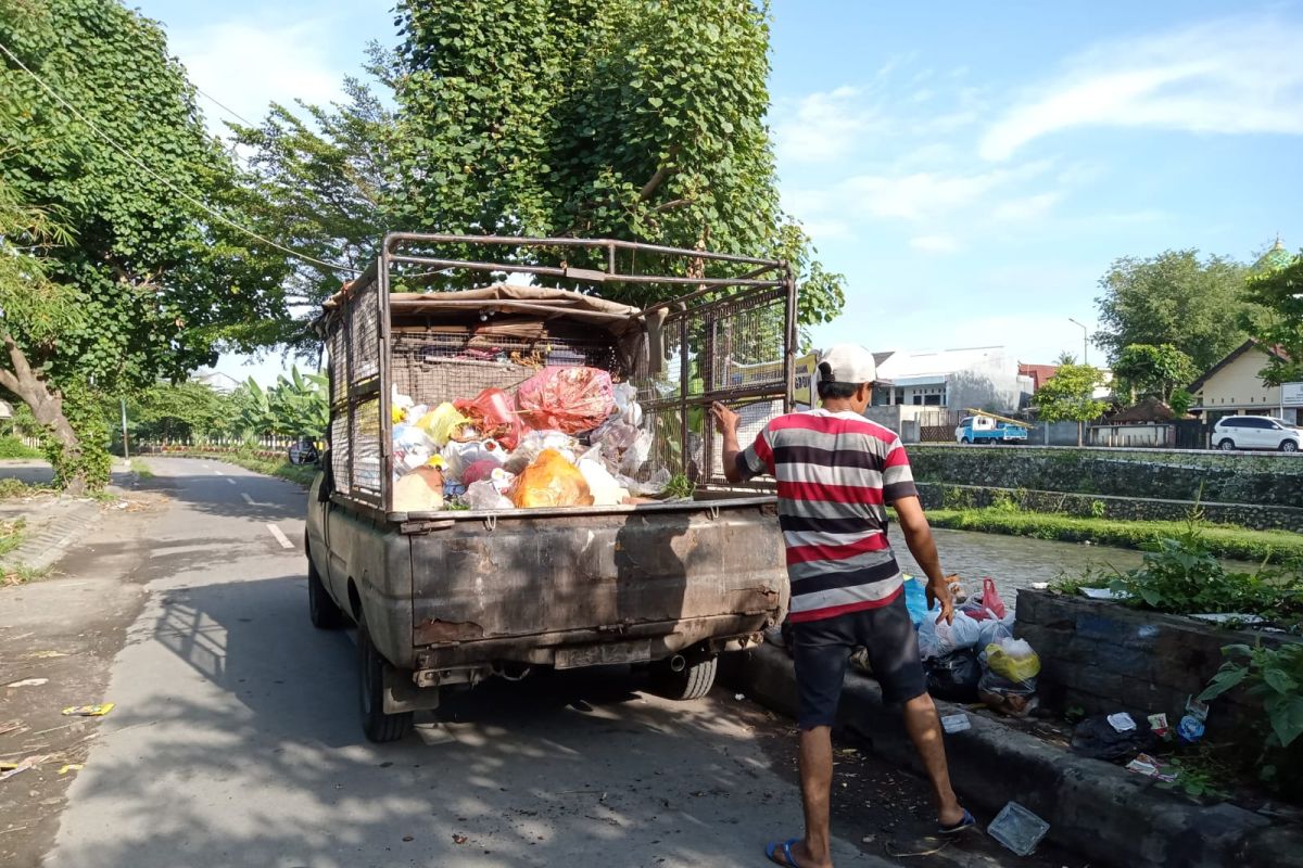 DLH Mataram mengaktifkan satgas sisir tumpukan sampah