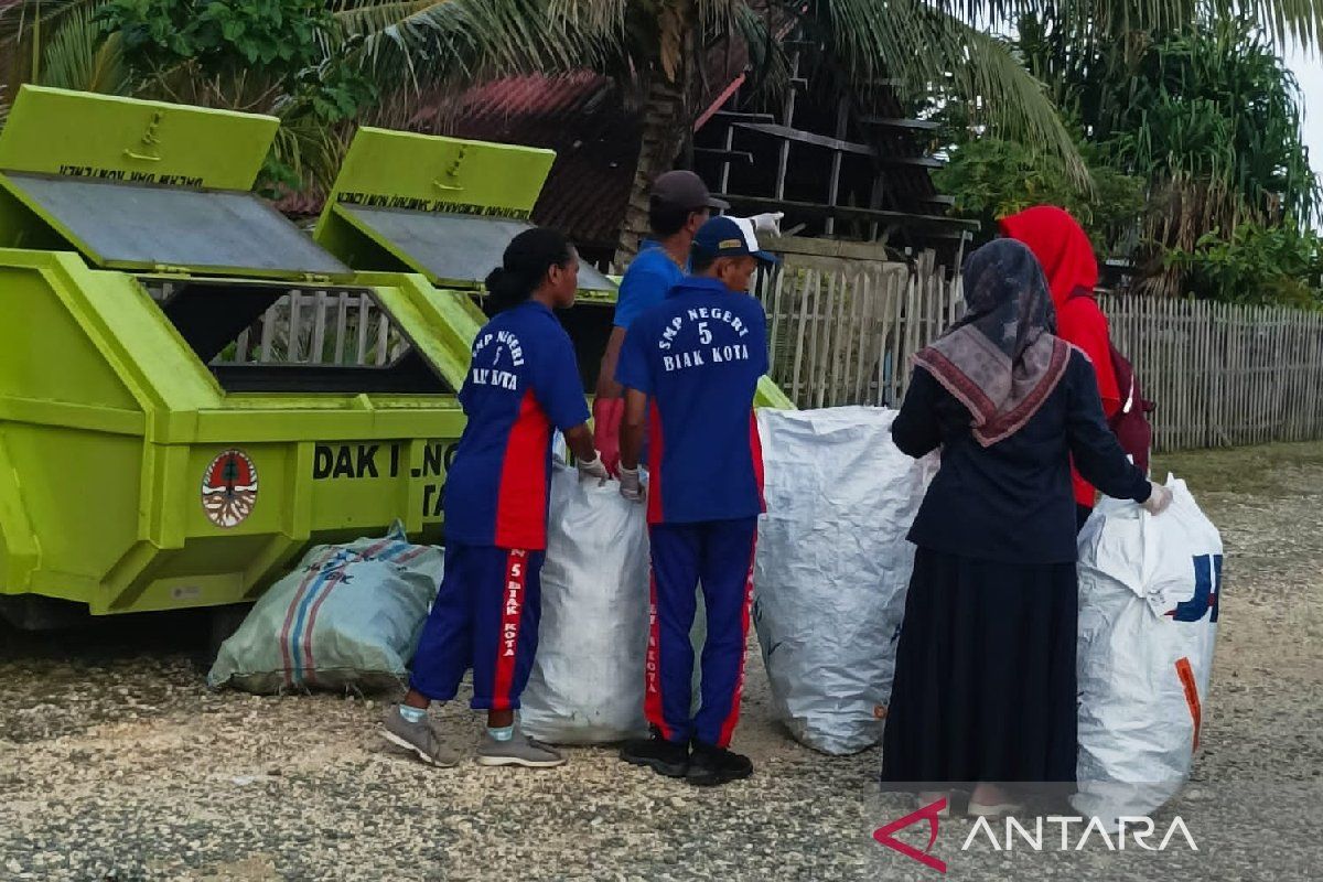 2.000 pelajar-ASN Biak bersihkan sampah jelang Sail Teluk Cenderawasih