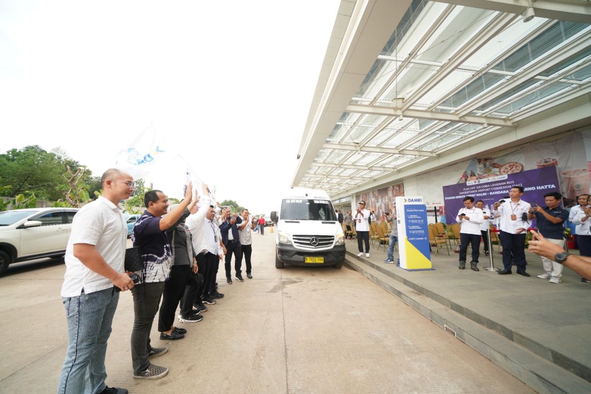 Sekarang ada bus DAMRI  Stasiun KA Cepat Halim-Bandara Soetta