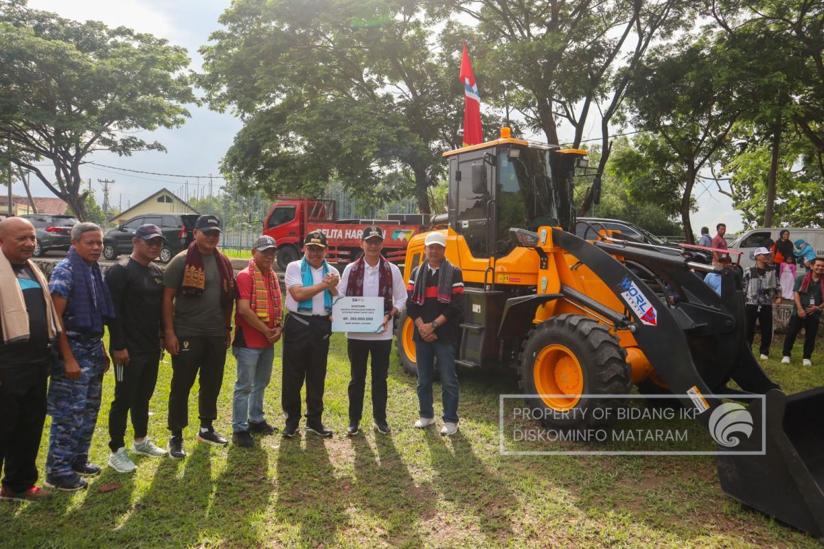 Pemkot Mataram mendapat bantuan mini "loader" tangani sampah