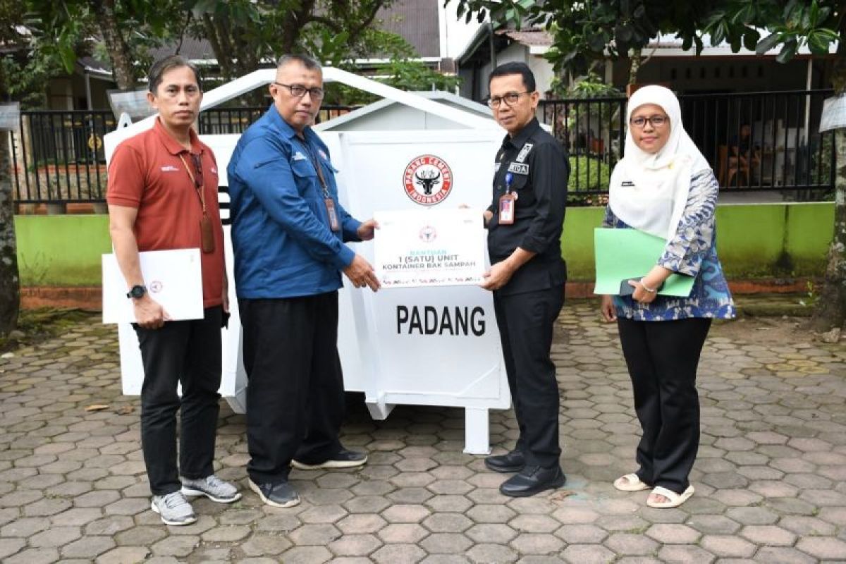 Semen Padang srahkan satu kontainer tempat sampah ke DLH