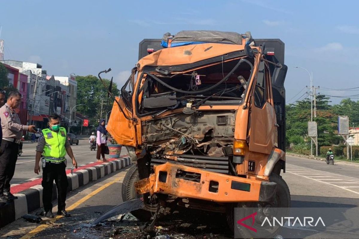 Mobil fuso hantam mobil tangki di Palembang