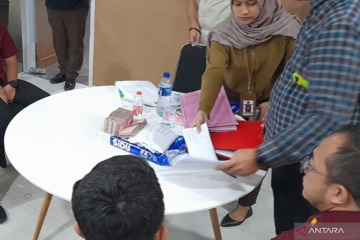 Kejati Bali sita uang tunai Rp100 juta dari kasus dugaan pungli pejabat Kantor Imigrasi