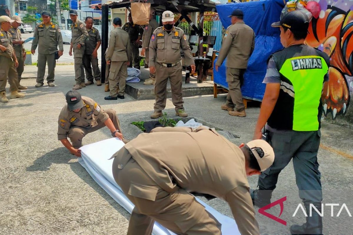 Tim gabungan di Balikpapan tertibkan pemasangan baliho caleg