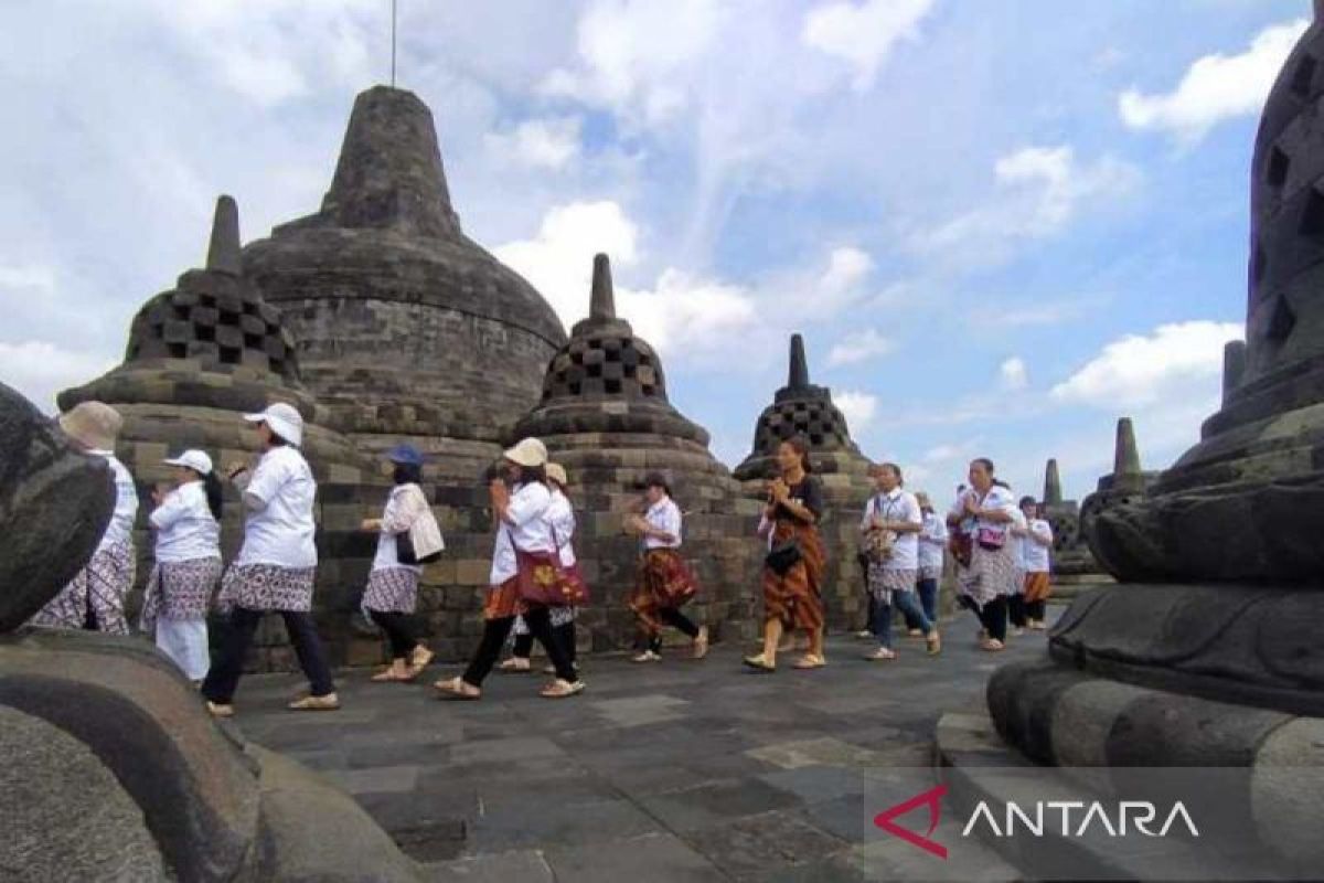 Umat Buddha melakukan doa perdamaian Palestina  di Borobudur