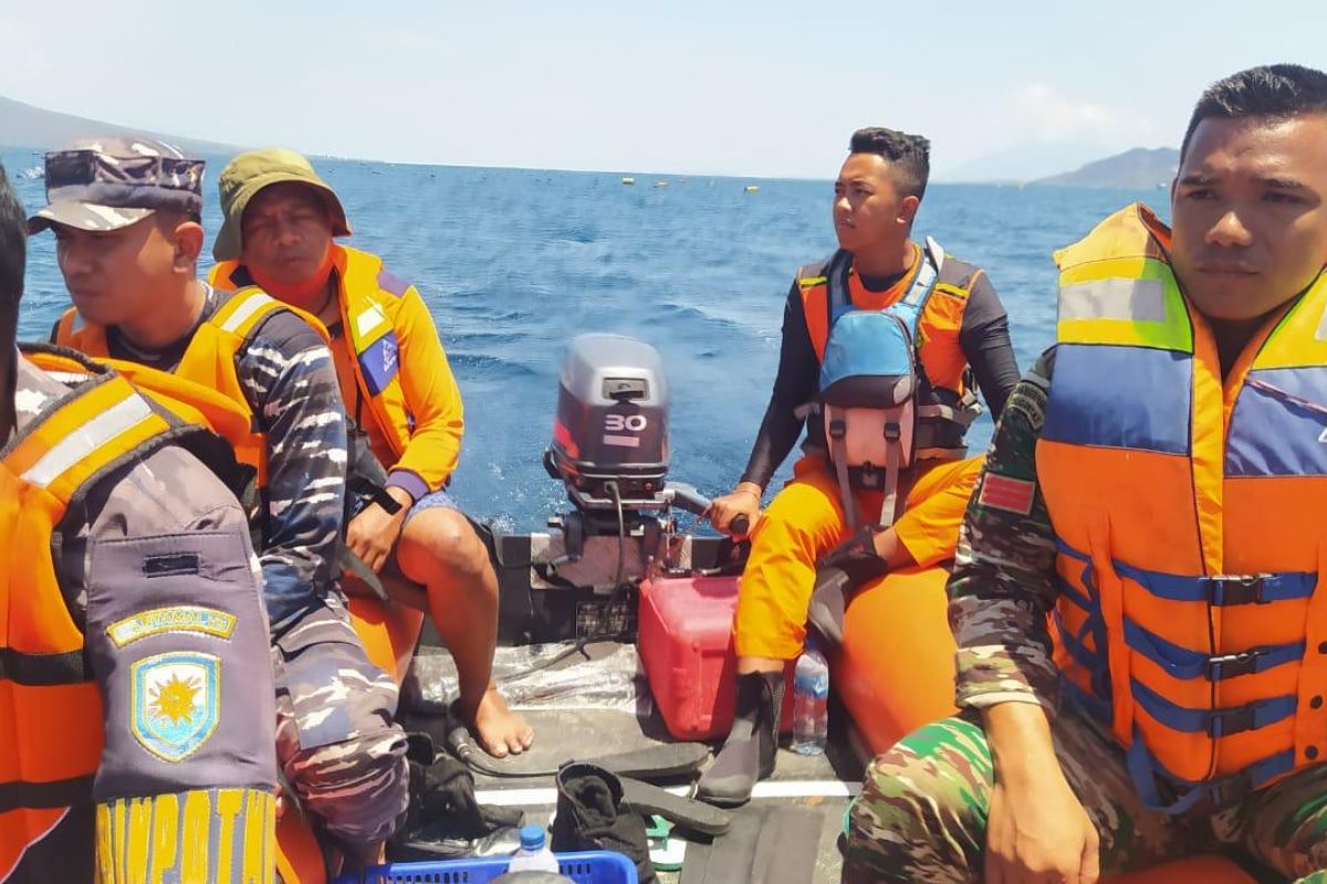 Tim SAR Lembata  cari korban terseret arus di pantai Loang