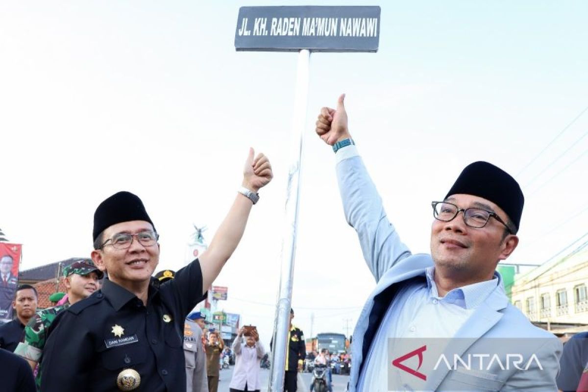 Mantan Gubernur Jawa Barat Ridwan Kamil bersama Penjabat Bupati Bekasi Dani Ramdan meresmikan perubahan nama ruas jalan dari Jalan Cikarang-Cibarusah menjadi Jalan KH. Raden Ma'mun Nawawi di depan Kantor Desa Sukadami, Kecamatan Cikarang Selatan pada Selasa (11/4/2023). ANTARA/Pradita Kurniawan Syah Pemerintah Kabupaten Bekasi tahun ini membangun infrastruktur jalan kurang lebih sepanjang 120 kilometer ... Mantan Gubernur Jawa Barat Ridwan Kamil bersama Penjabat Bupati Bekasi Dani Ramdan meresmikan perubahan nama ruas jalan dari Jalan Cikarang-Cibarusah menjadi Jalan KH. Raden Ma'mun Nawawi di depan Kantor Desa Sukadami, Kecamatan Cikarang Selatan pada Selasa (11/4/2023). ANTARA/Pradita Kurniawan Syah Pemerintah Kabupaten Bekasi tahun ini membangun infrastruktur jalan kurang lebih sepanjang 120 kilometer ...
