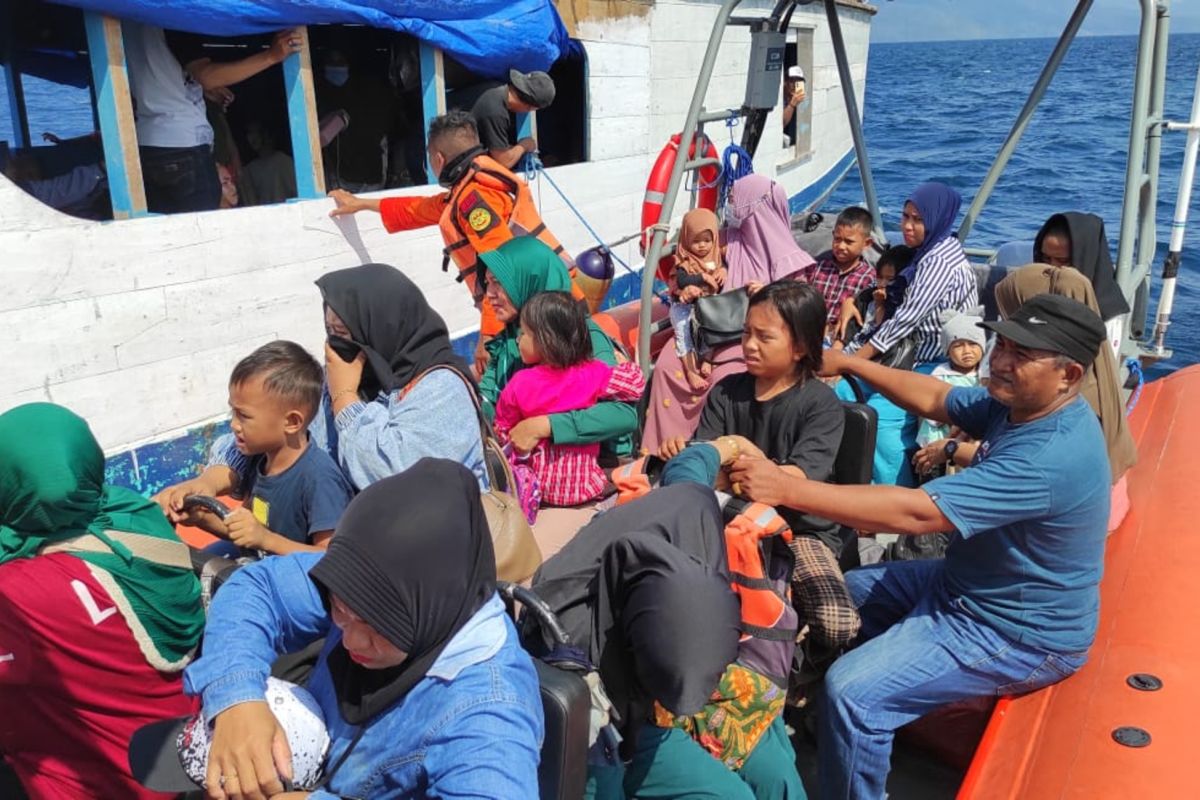 Basarnas Kendari evakuasi 77 penumpang kapal yang alami mati mesin