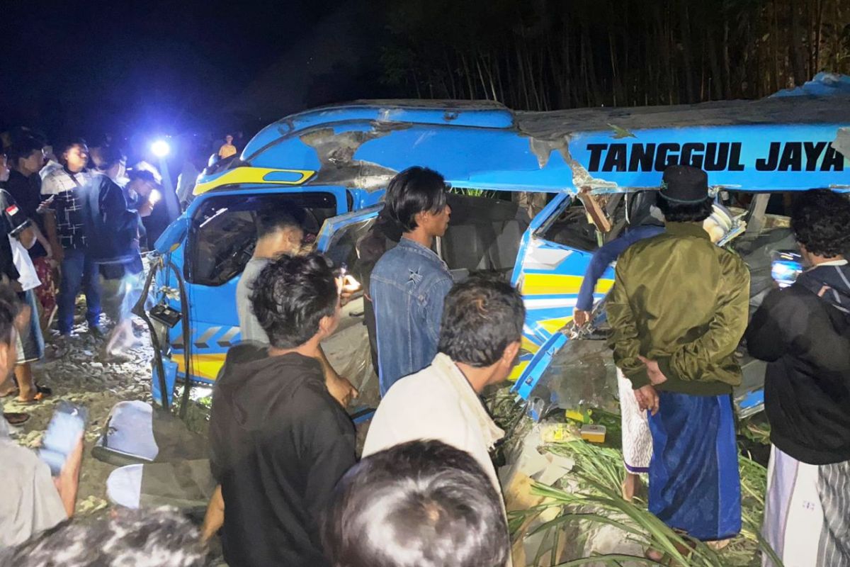 Kereta api tabrak mobil elf, 11 orang meninggal