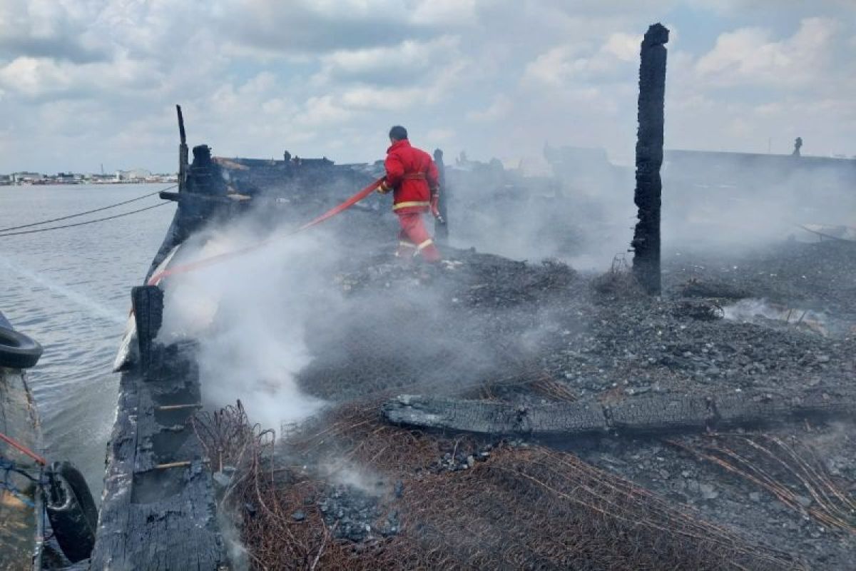 Belum sempat bongkar kapal bermuatan pupuk terbakar