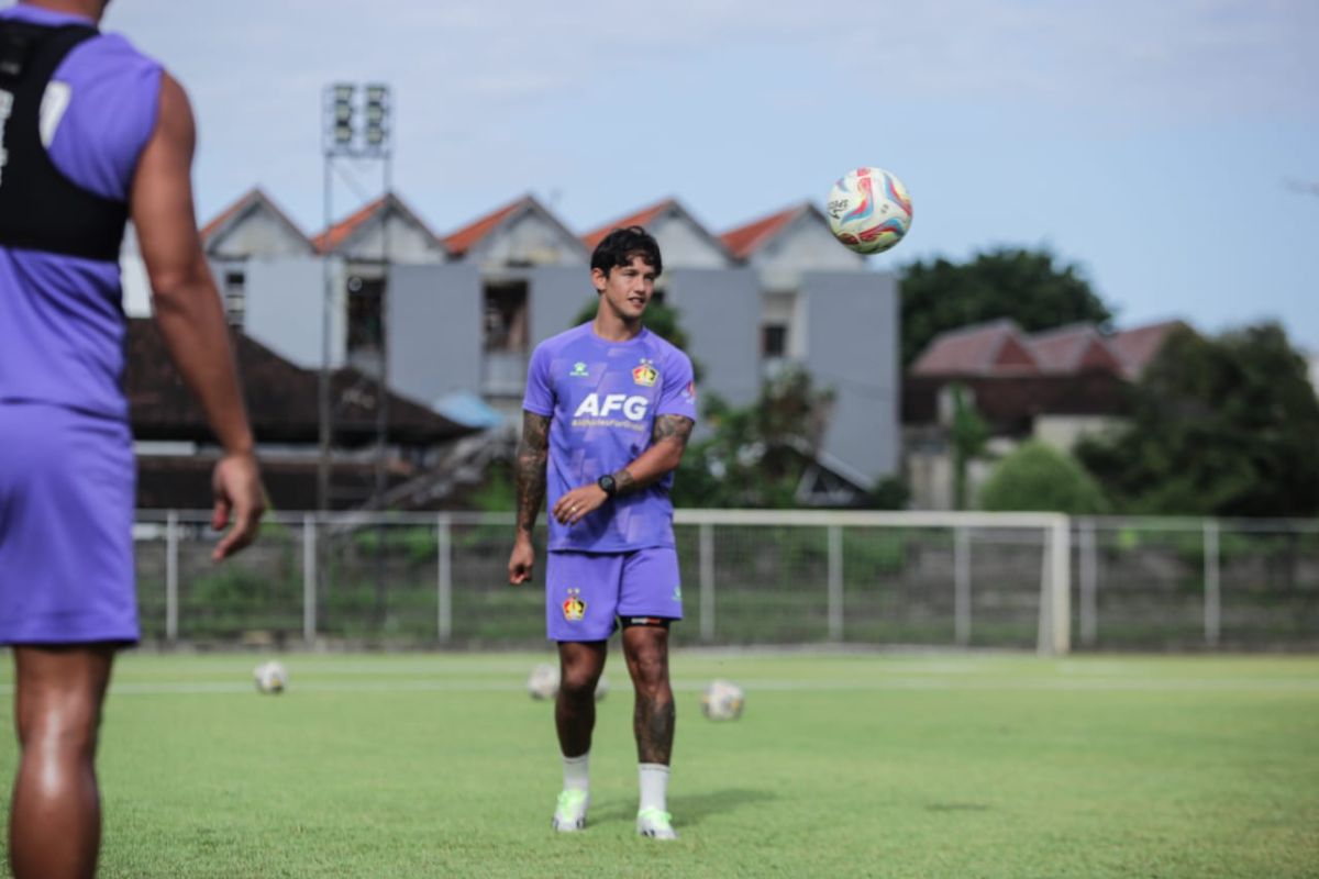 Persik rekrut Irfan Bachdim