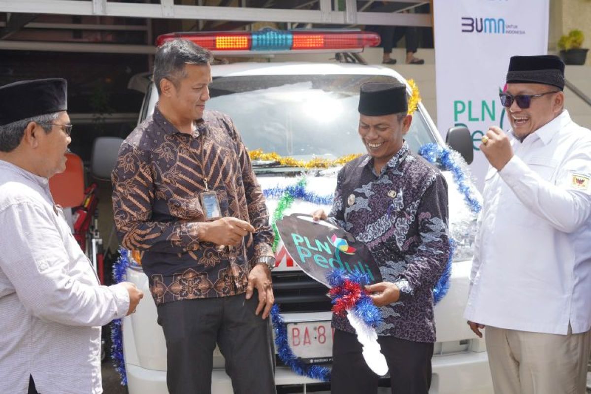 Dukung fasilitas kesehatan, PLN Peduli hadir salurkan mobil Ambulance di Tanah Datar