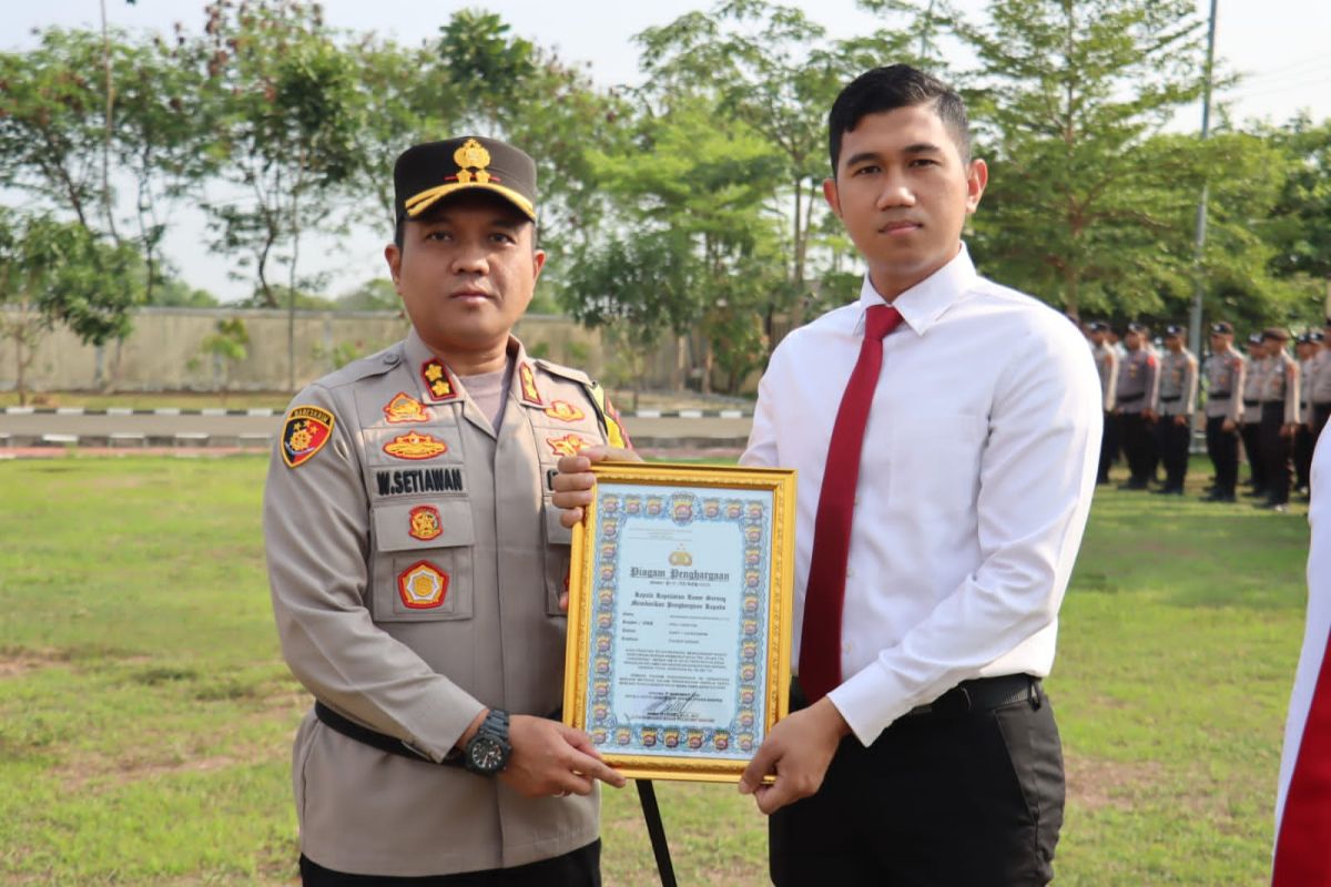 Kapolres Serang beri penghargaan kepada personel berprestasi
