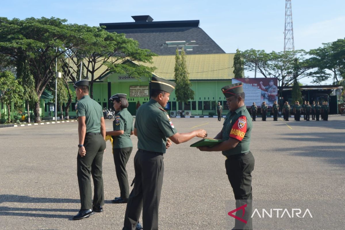 Danrem 161/Wira Sakti berikan penghargaan kepada prajurit inovatif