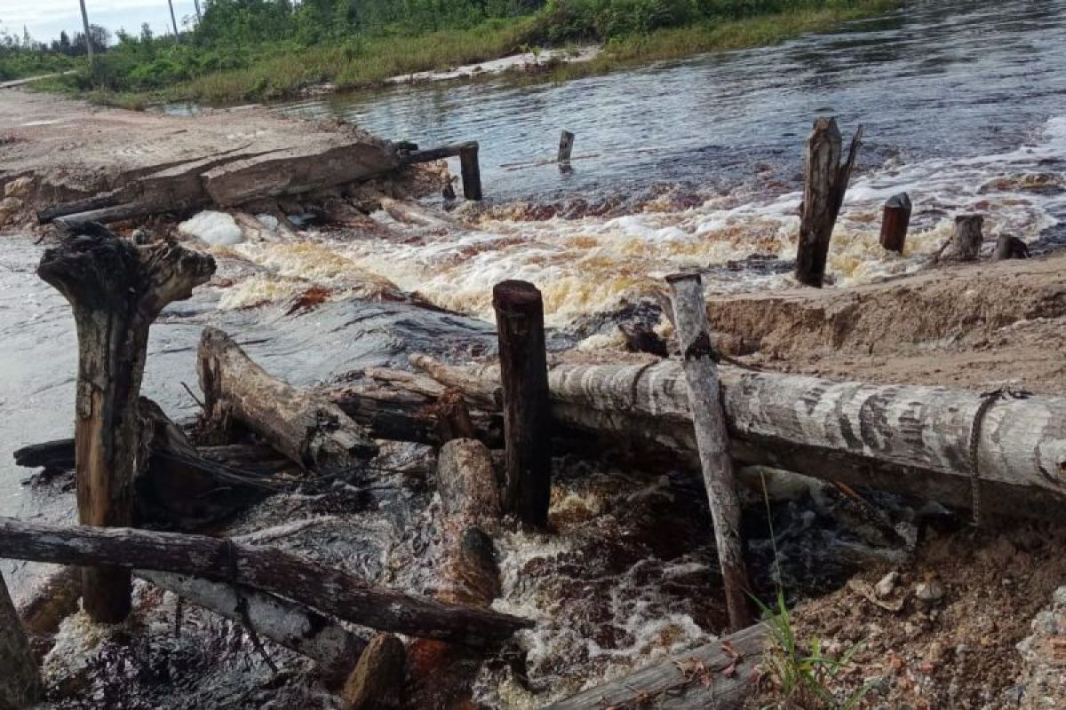 Jembatan di Natuna rusak akibat terjangan banjir