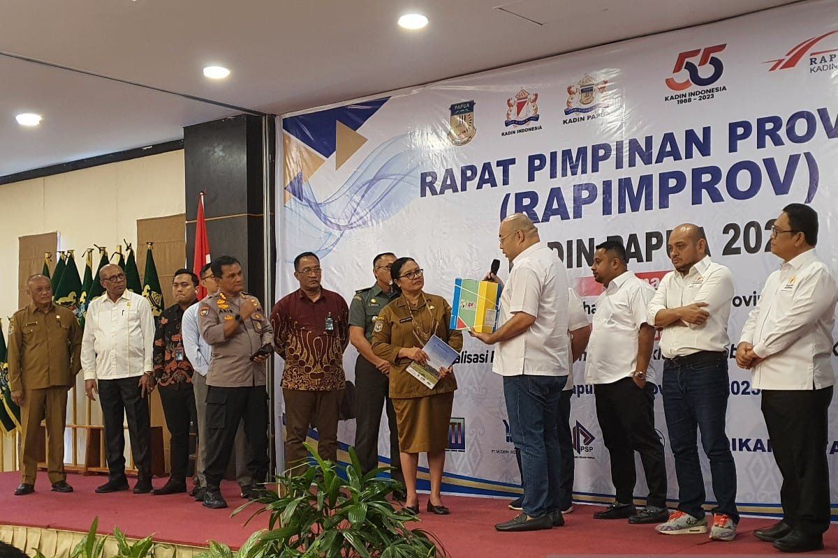 Kadin beri bantuan alat perpustakaan digital tiga sekolah di Papua