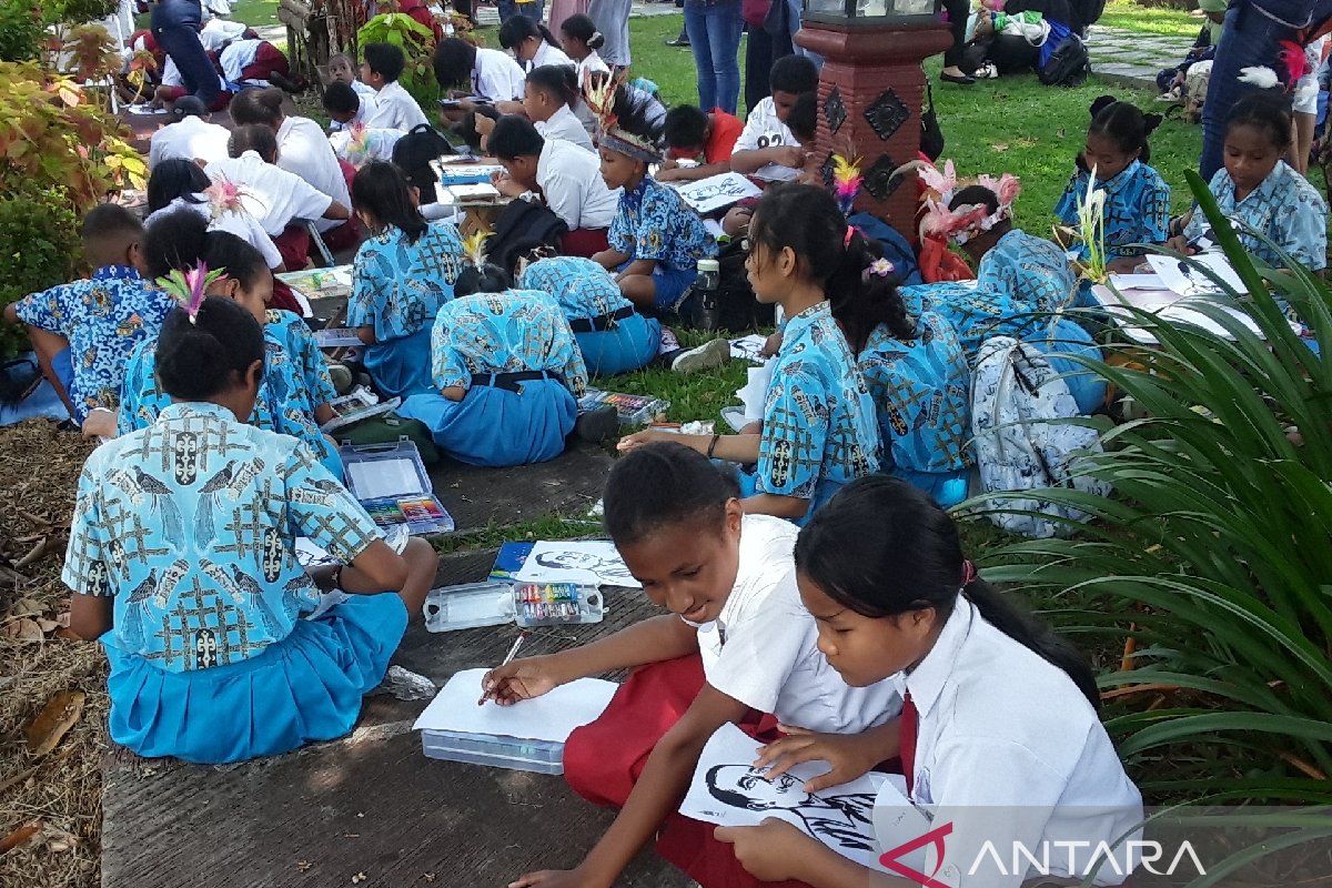 146 siswa Biak meriahkan STC dengan melukis wajah Presiden RI Joko Widodo