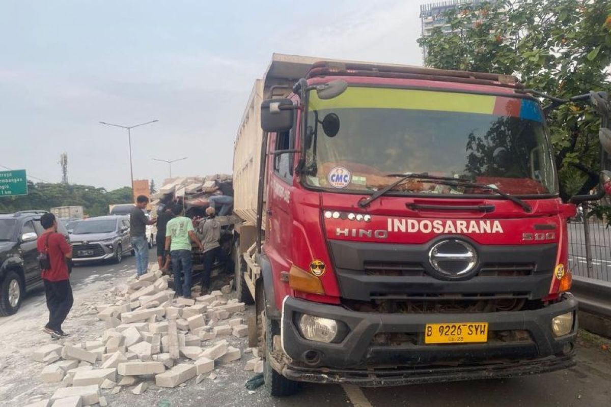 Dua truk terlibat kecelakaan di Tol Jakarta-Tangerang
