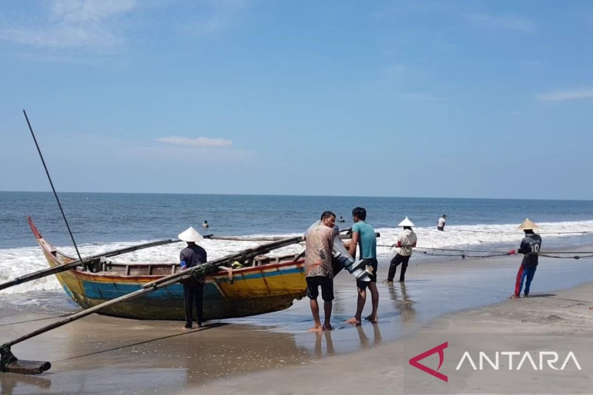 Hasil tangkapan nelayan di Sasak Pasaman Barat menurun akibat cuaca ekstrem