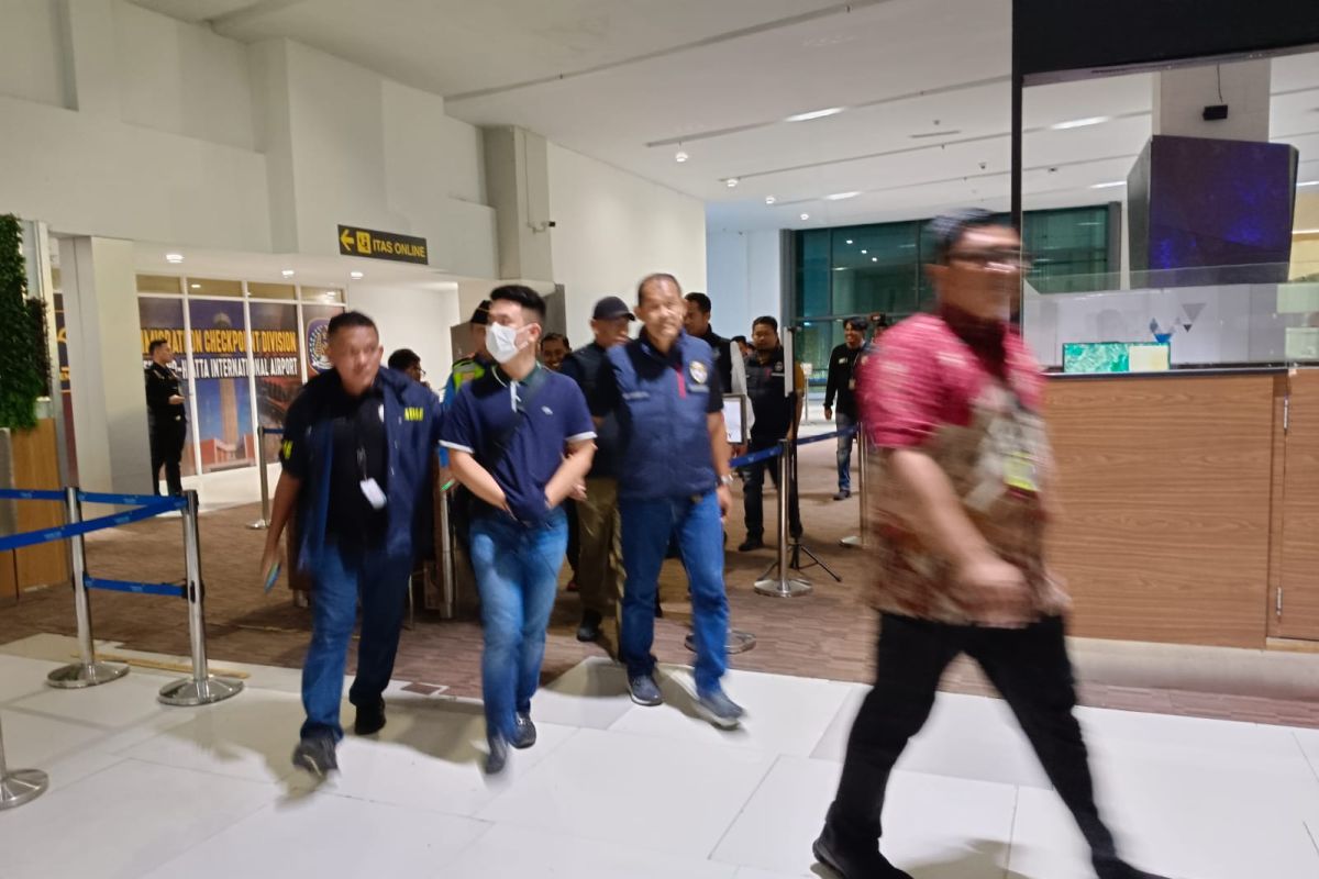 Tersangka penipu Jessica Iskandar tiba di Tanah Air