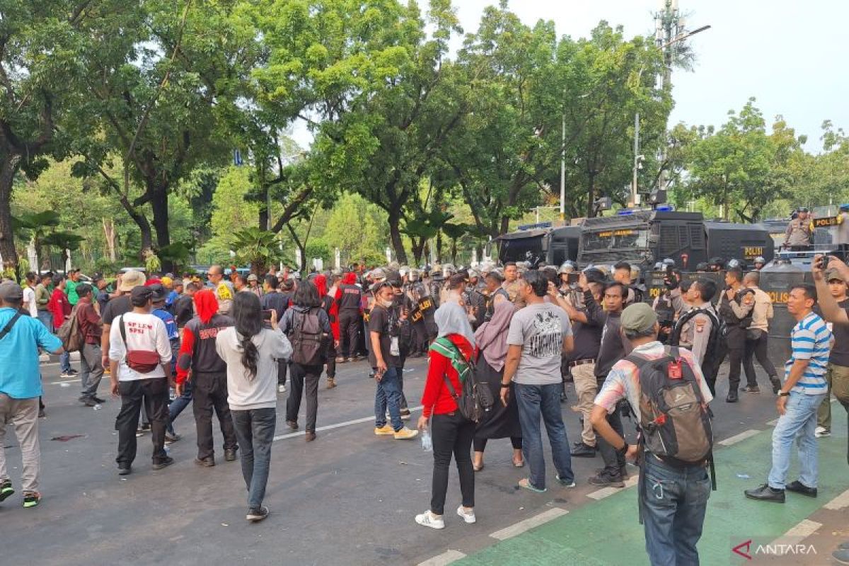 Kelompok buruh unjuk rasa di depan Balai Kota DKI terkait UMP 2024
